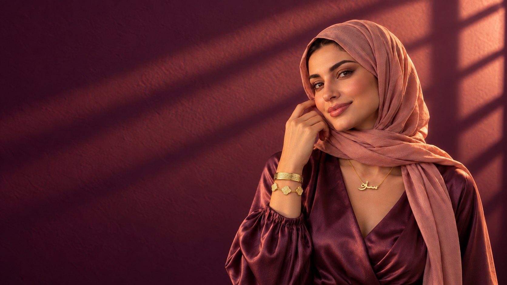 Woman wearing the Nadira best sellers: Arabic name necklace, Ayatul Kursi cuff and clover bracelet in 18k gold